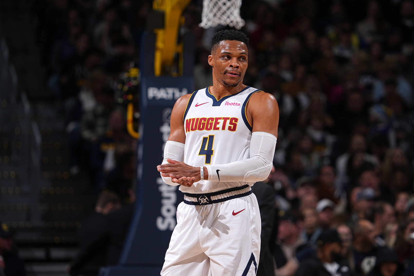 已成惯例，阿根廷足协主席赛前晒与梅西、德保罗合照（阿根廷足协主席赛前照例与梅西、德保罗合影）