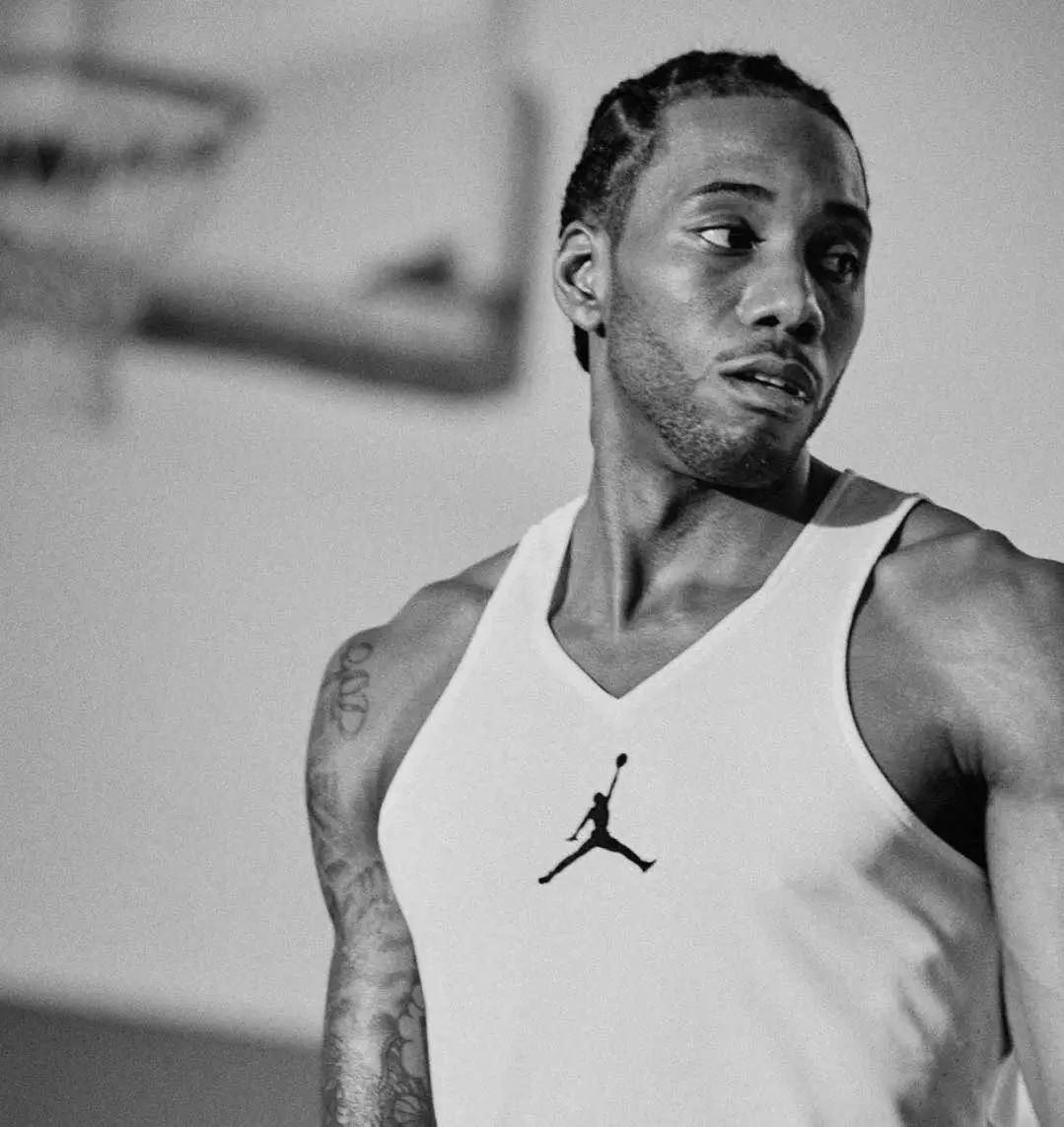 冠军捧杯时刻！这张合影里，有国乒三连冠的荣光，更有竞技体育的热血与温情！（捧杯瞬间定格！这一合影凝聚国乒三连冠的荣耀，也写满竞技体育的热血与温情）