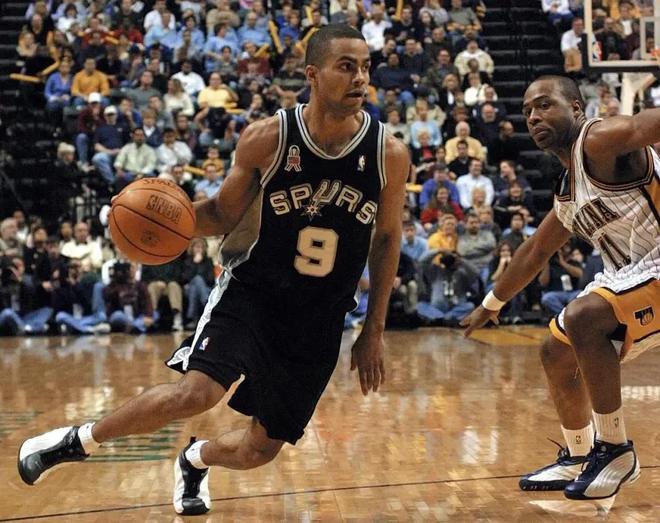 五粮液全球发售世界杯官方联名产品，打造中国白酒国际化“品效合一”新样本（五粮液世界杯官方联名全球发售，树立中国白酒出海“品效合一”新标杆）