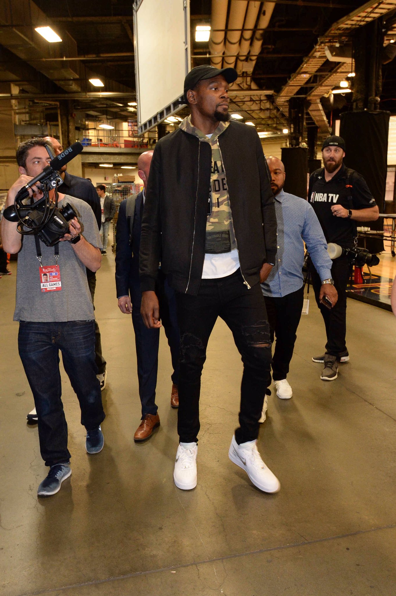 张琳芃第11次赢得中超冠军，超越郑智成国内联赛历史第一人！（张琳芃豪取中超第11冠，超越郑智加冕国内联赛历史第一人）