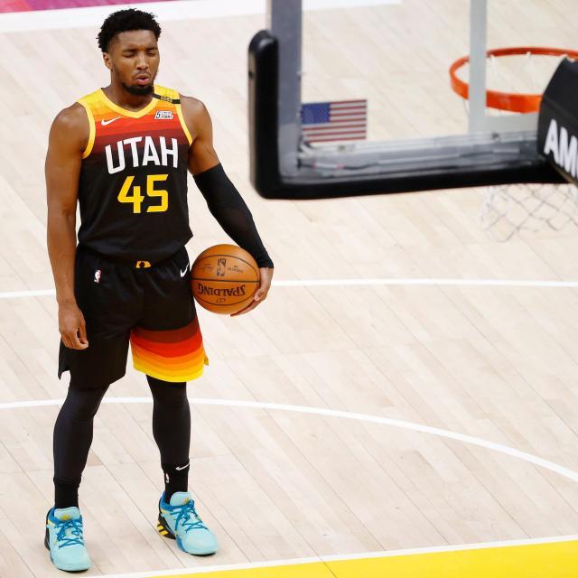 亚冠赛后国安球迷对老将王刚高喊：电梯战神，王刚牛X（亚冠赛后，国安球迷齐声为老将王刚呐喊：电梯战神，太强了）