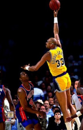 半场：米兰1-2都灵，拉比奥世界波，托莫里送点，莱奥伤退（半场战报：米兰1-2落后都灵，拉比奥轰出世界波，托莫里送点，莱奥伤退）