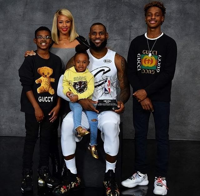 意甲第13轮裁判：科卢吹米兰vs拉齐奥，马萨吹罗马vs那不勒斯（意甲第13轮裁判名单：米兰vs拉齐奥由科卢执法，罗马vs那不勒斯由马萨吹罚）