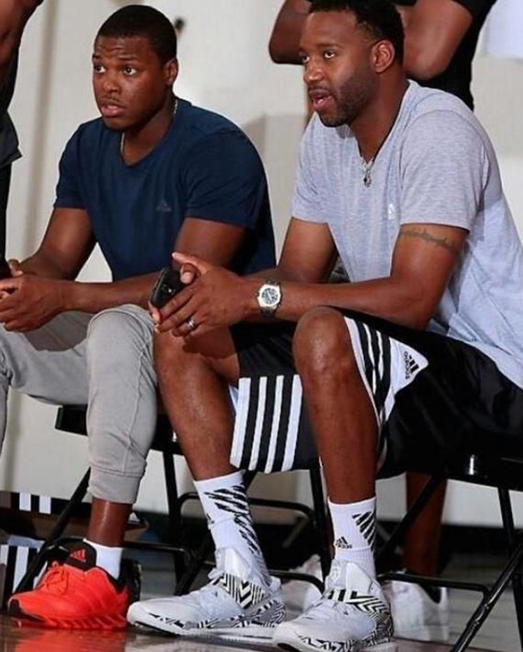 尤文vs卡利亚里首发：弗拉霍维奇领衔！伊尔迪兹、小图拉姆在列（尤文对阵卡利亚里首发出炉：弗拉霍维奇挂帅，伊尔迪兹、小图拉姆入选）